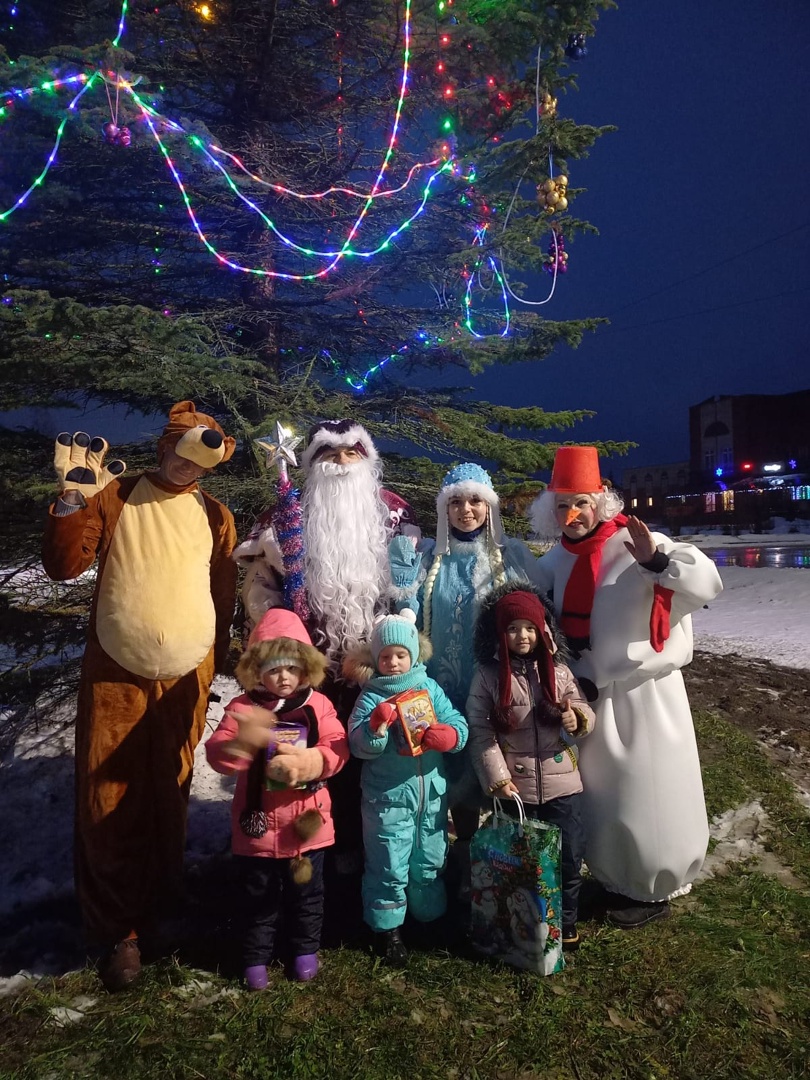 На площади возле большой городской ёлки состоялись индивидуальные поздравления «В тереме у Дедушки Мороза».