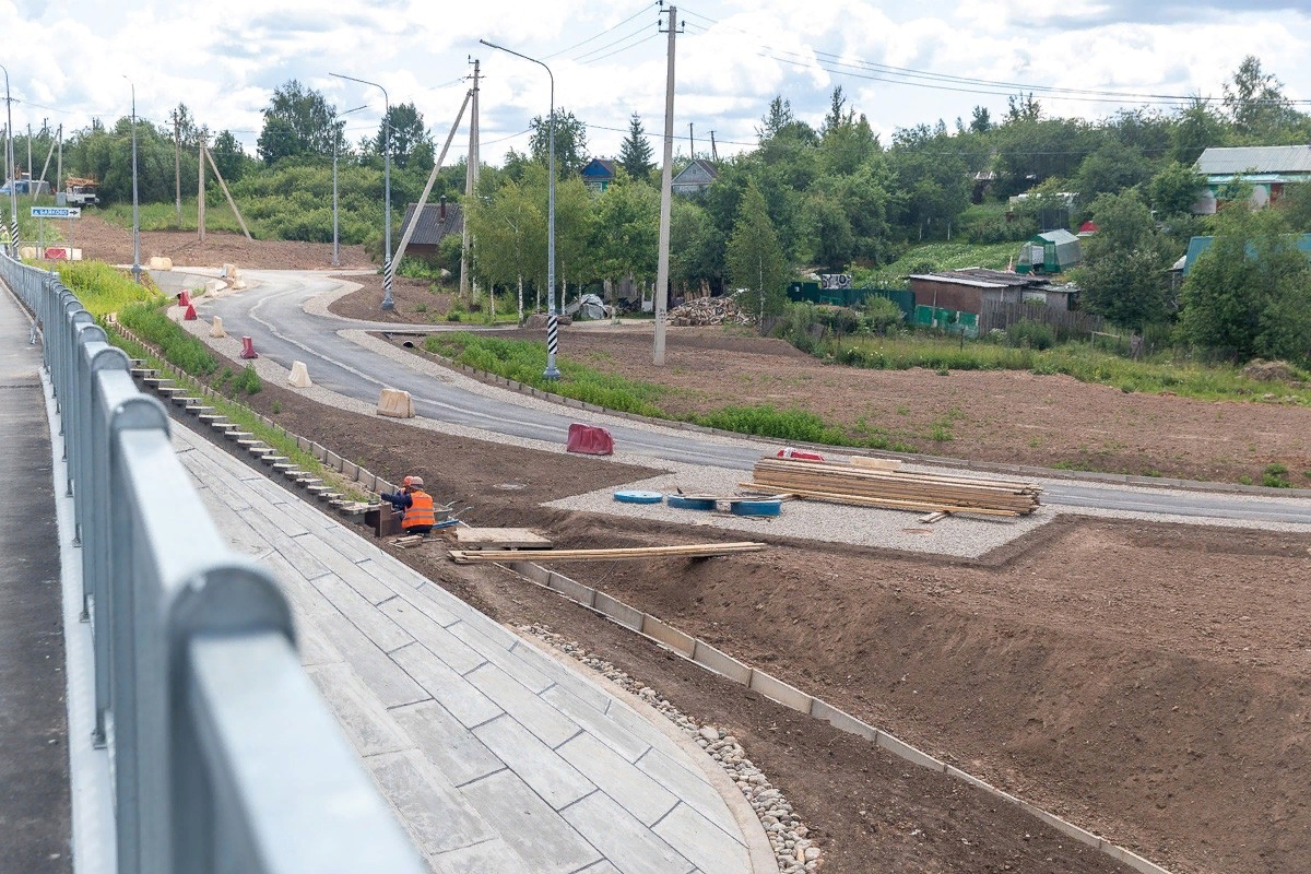 В Дедовичском районе завершается капитальный ремонт 62-метрового моста на объездной дороге через реку Шелонь..