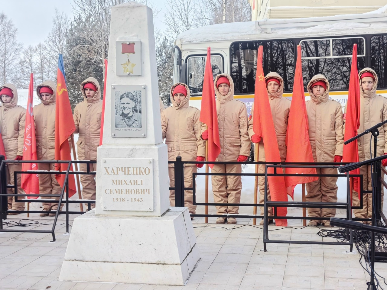 Митинг, посвященный 108-й годовщине со дня рождения Героя Советского Союза Михаила Харченко, состоялся в посёлке Дедовичи..