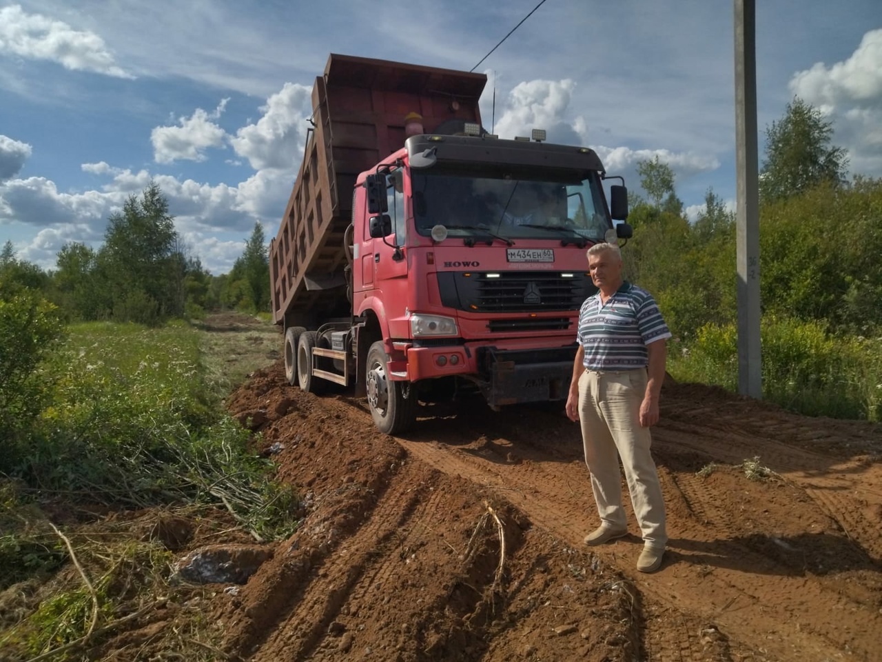 В рамках благотворительной помощи проводится отсыпка дорожного покрытия по улицам Есенина и Виноградова поселка Дедовичи..