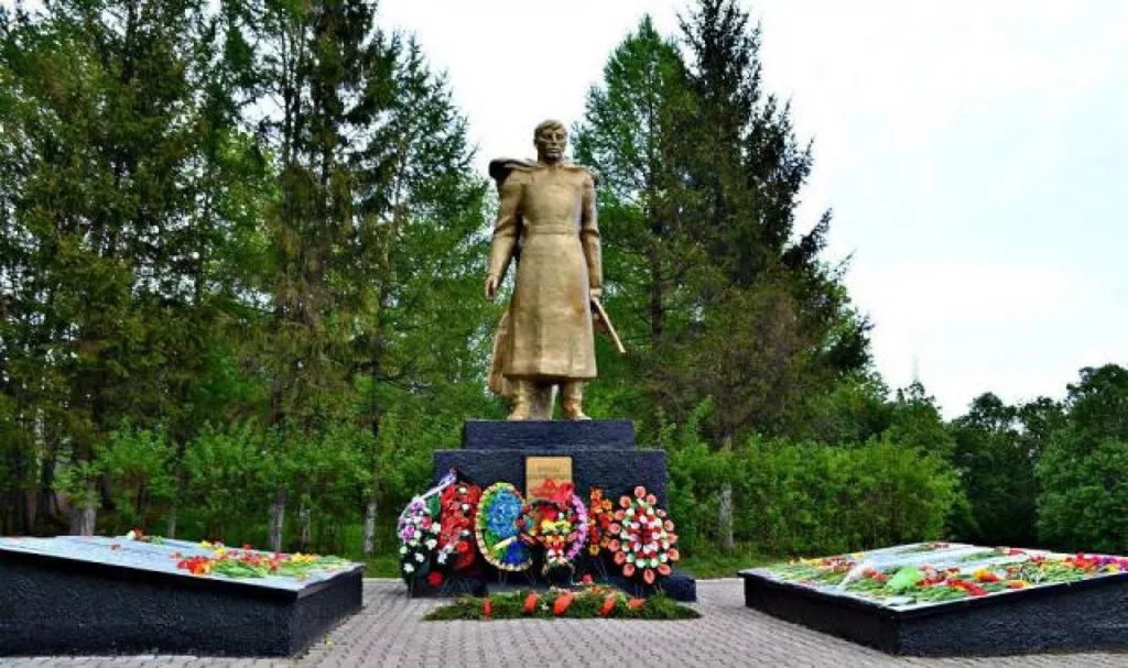 Памятник Героям-освободителям поселка Дедовичи от немецких захватчиков.