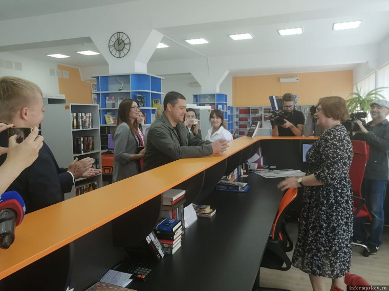 Глава региона Михаил Ведерников сегодня прибыл с рабочим визитом в Дедовичский район и осмотрел, как теперь выглядит обновлённое культурное пространство.. Глава региона Михаил Ведерников сегодня прибыл с рабочим визитом в Дедовичский район и осмотрел, как теперь выглядит обновлённое культурное пространство..