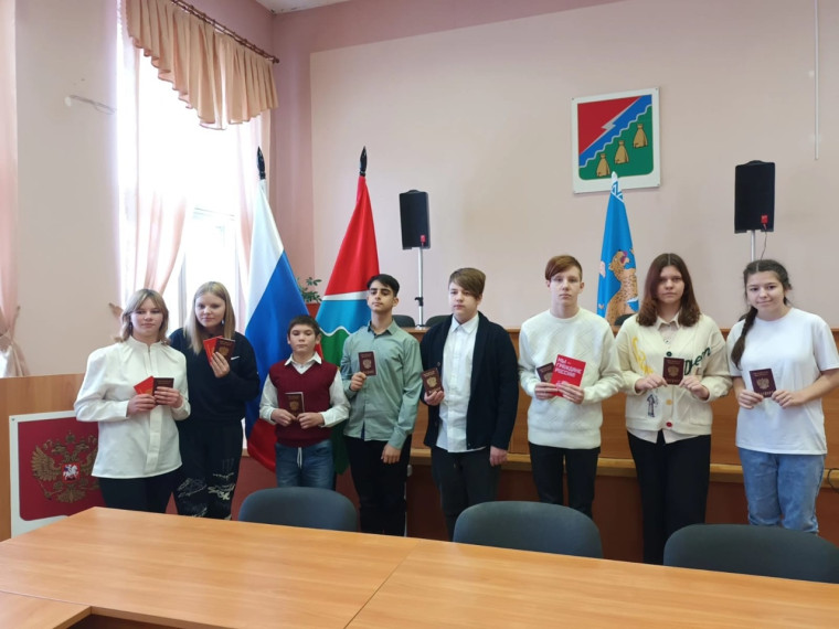 В день Конституции Российской Федерации, состоялась торжественная церемония вручения паспортов юным дедовичанам.. В день Конституции Российской Федерации, состоялась торжественная церемония вручения паспортов юным дедовичанам..