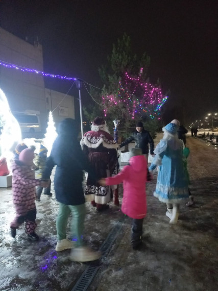 На площади возле большой городской ёлки состоялись индивидуальные поздравления «В тереме у Дедушки Мороза».